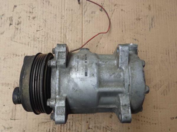 COMPRESSEUR DE CLIMATISATION RENAULT 2.1TD - Vue 1